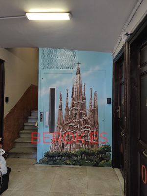 graffti sagrada familia acabada pintada en ascensor